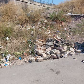 Maltepe Aydınevler Mahallesi Çöp Ve Moloz Birikimi Temizlik Sorunu