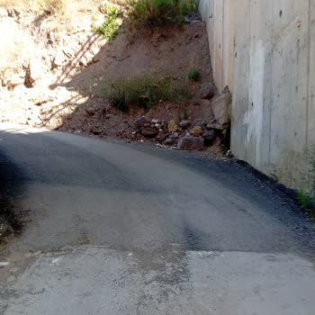 Maltepe'deki Toprak Kayması Araç Ve Yaya Güvenliğini Tehdit Ediyor