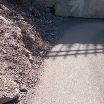 Maltepe'deki Toprak Kayması Araç Ve Yaya Güvenliğini Tehdit Ediyor