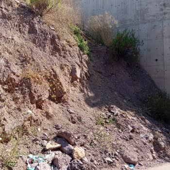 Maltepe'deki Toprak Kayması Araç Ve Yaya Güvenliğini Tehdit Ediyor