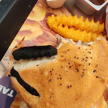 Arby's Burgerinde Belirsiz Siyah Parça Hijyen Ve Sağlık Endişesi