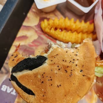Arby's Burgerinde Belirsiz Siyah Parça Hijyen Ve Sağlık Endişesi