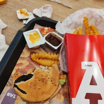 Arby's Burgerinde Belirsiz Siyah Parça Hijyen Ve Sağlık Endişesi