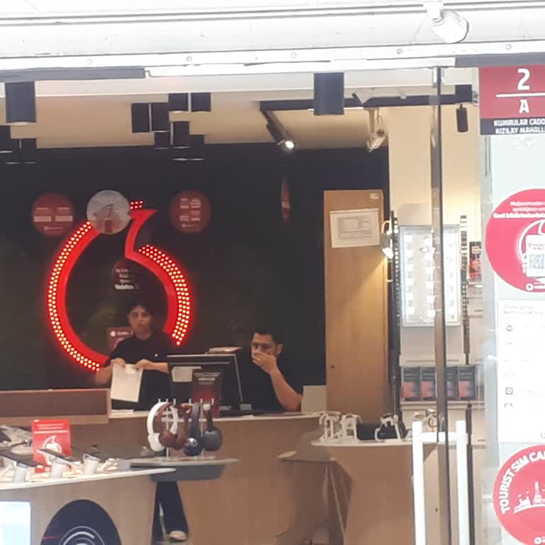 Vodafone Kumrular Şubesinde Yüksek Sesle Bağıran Ve Hakaret Eden Personel