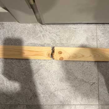 IKEA Hemnes Divanında Ahşap Çıtalar Kısa Sürede Kırıldı, Müşteri Hizmetleri Yanıt Vermedi