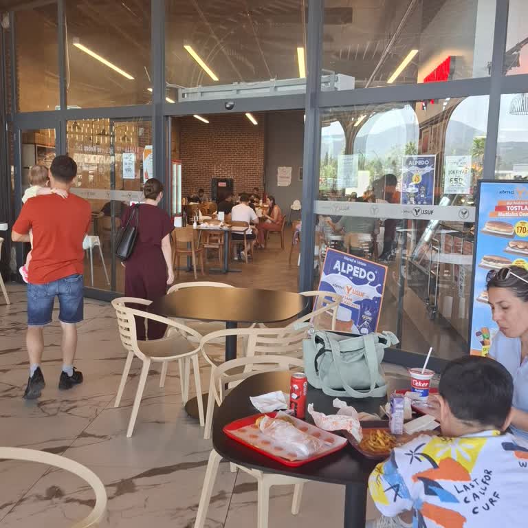 Köfte Eksikliği Ve Ortak Alanda Yeme İzni Reddi