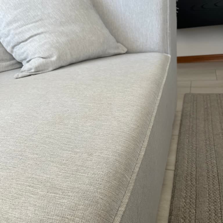 Silinebilir Kumaş Olduğu İddia Edilen Koltukta Lekeler Ve Çözüm Yok