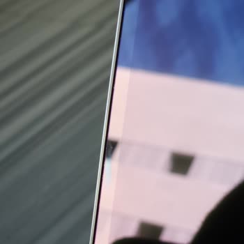 Media Markt Eksik Contalı Ve Çizik Ekranlı Macbook Air