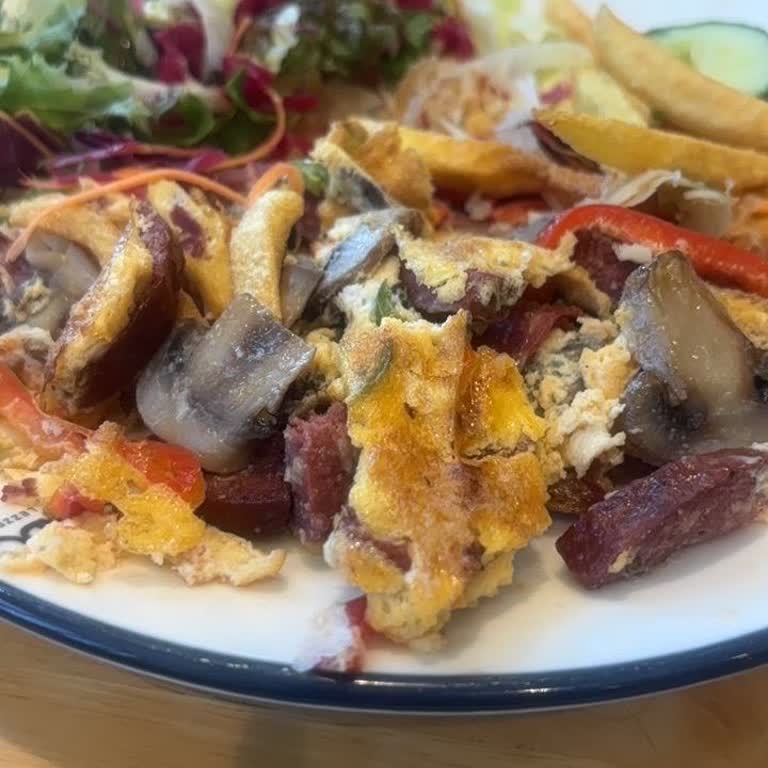 Mado’da Çalışanın Bağırarak Müşteriye Yanlış Tepsiden Servis Etmesi Ve Yanlış Omlet Sunumu