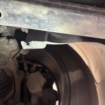 Servis İhmali Nedeniyle Motor Alt Muhafazası Düşerek Güvenliği Tehlikeye Attı