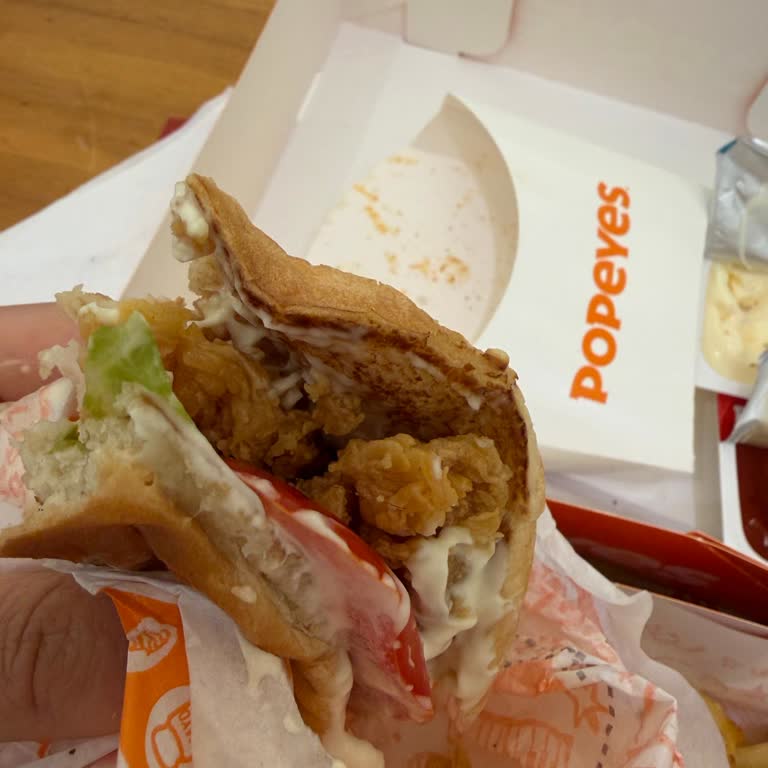 Popeyes İstinyePark’ta Tavuk Ürünün İçinden Kıl Çıktı, İade Reddi