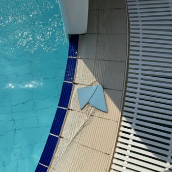 Asteria Family Resort | Belek Havuz Çevresinde Kırık/Keskin Parça