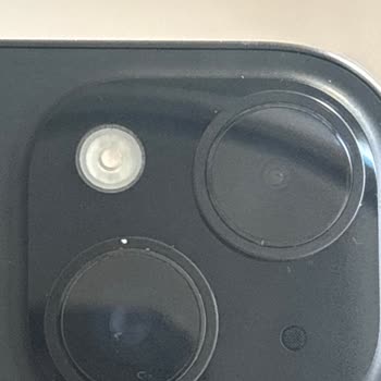 Spigen Kamera Lens Koruyucusunun IPhone 15'te Oluşturduğu Renk Solması Ve Kaplama Soyulması