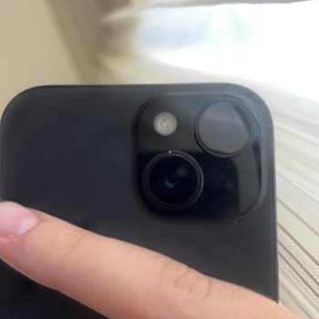 Spigen Kamera Lens Koruyucusunun IPhone 15'te Oluşturduğu Renk Solması Ve Kaplama Soyulması