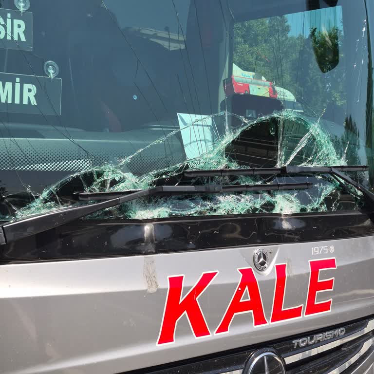 Kale Turizm Şoförünün Telefonla Sürüşü Nedeniyle Kaza Ve Uzun Bekleme, Bilet İadesi Talebi