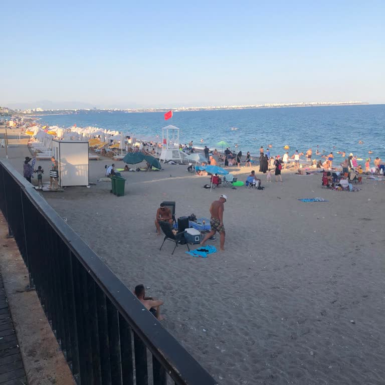 Riviera İşletmesinin Yüksek Sesli Müzik Gürültüsü Konyaaltı Sahilde Huzuru Bozuyor