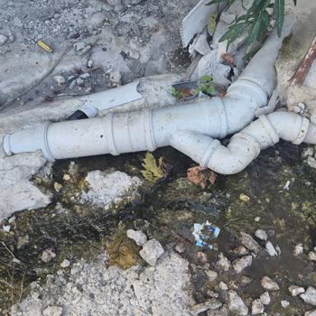 Hatay Yayladağında Kırık Kanalizasyon Borusu Çocukları Ve Mahalleyi Tehdit Ediyor