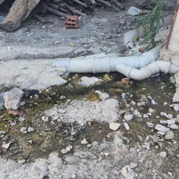 Hatay Yayladağında Kırık Kanalizasyon Borusu Çocukları Ve Mahalleyi Tehdit Ediyor