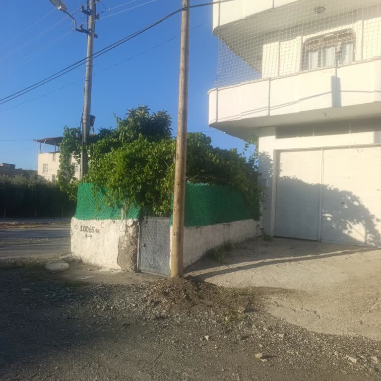 Türk Telekom Yeni Direği Evin Girişine Bırakarak Kullanım Alanını Kısıtladı