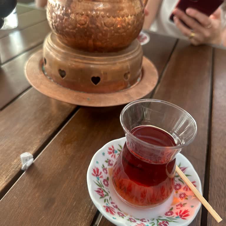 Albatros Pasta’da Renksiz Çay Ve Umursamaz Servis
