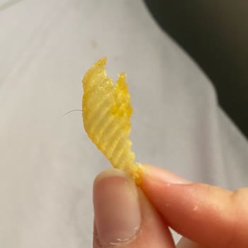 Ruffles Cipsinde Siyah Kıl Hijyen İhlalini Gösterdi