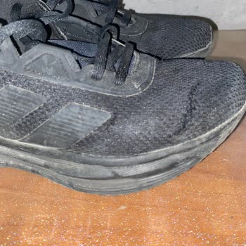 Kastamonu FLO Mağazası Adidas Kadın Ayakkabısında Üretim Kusurunu Görmezden Geliyor