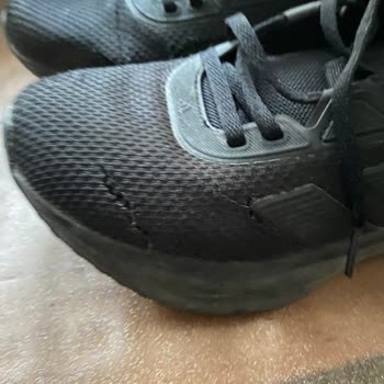 Kastamonu FLO Mağazası Adidas Kadın Ayakkabısında Üretim Kusurunu Görmezden Geliyor