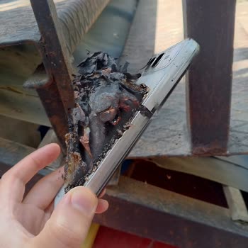 İnfinix Telefonunun Patlayan Bataryası Ev Yangınına Sebep Oldu