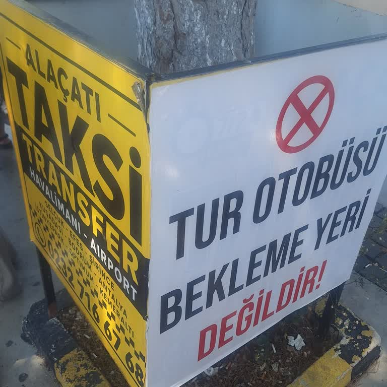 Alaçatı Taksi Durağında Asılan Tabelalar Kaldırımı Kapıyor Yayaları Mahvediyor