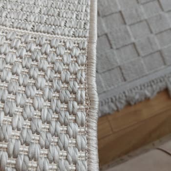 Merinos Halıdaki Kusurlu Ürün, Tamirde Delik Ve Satış Noktasının Kaba Tutumu