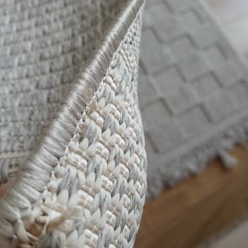 Merinos Halıdaki Kusurlu Ürün, Tamirde Delik Ve Satış Noktasının Kaba Tutumu