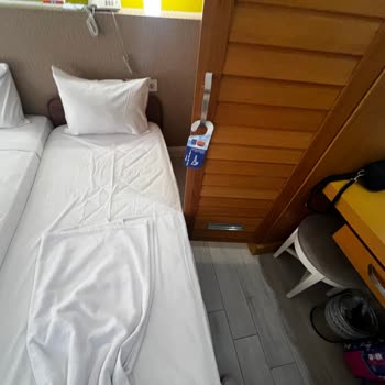 Yanıltıcı Oda Görselleri Ve Üçüncü Kat Dışarıda Konumlu Pis Oda Nedeniyle Tatilde Hayal Kırıklığı