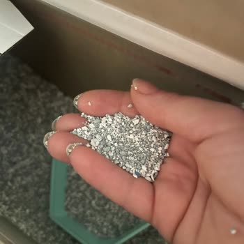 Tozsuz Olması Söylenen Kedi Kumunun Aşırı Tozlu Çıkması
