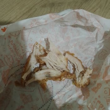 Çiğ Ve Bozulmuş Tavuk Burgeri: Popeyes Efeler'de Hijyen Endişesi