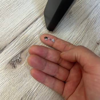 Saloni Mobilya Sandalyelerde Boya Soyulması Ve Geri Dönüş Yok