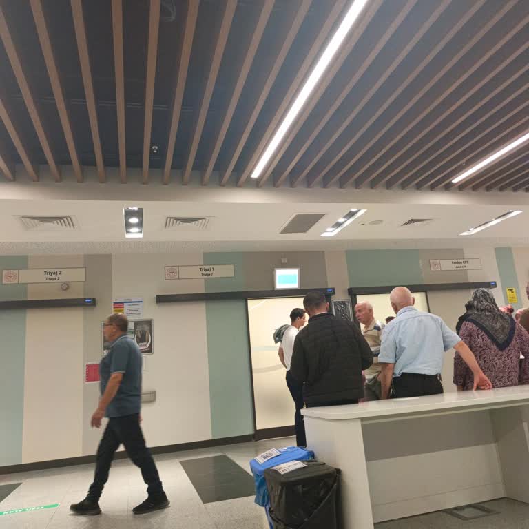 Kütahya Şehir Hastanesi Yeşil Alanında Bilgi Verilmeyen Uzun Bekleme Süresi