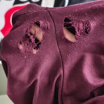 Ayşe Akay Pantolonunda Yırtılma Ve Cevapsız Üretim Süreci