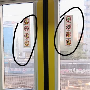 Marmaray Cam Etiketleri Ayakta Yolcuların Manzarasını Kısıtlıyor