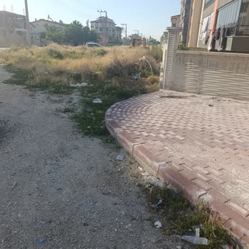 Karatay'da Çözülmeyen Kaldırım Ve Çevre Sorunu Çocukları Tehdit Ediyor