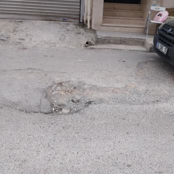 Küçük Çiğli Mahallesi Asfalt Çökmesi Ve Çukurları Yol Ve Yayalar İçin Tehlike