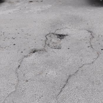 Küçük Çiğli Mahallesi Asfalt Çökmesi Ve Çukurları Yol Ve Yayalar İçin Tehlike