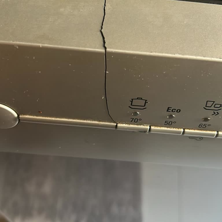 Siemens IQ300 Bulaşık Makinesinin Ön Panelindeki Çatlak İçin Ücretsiz Onarım Talebi
