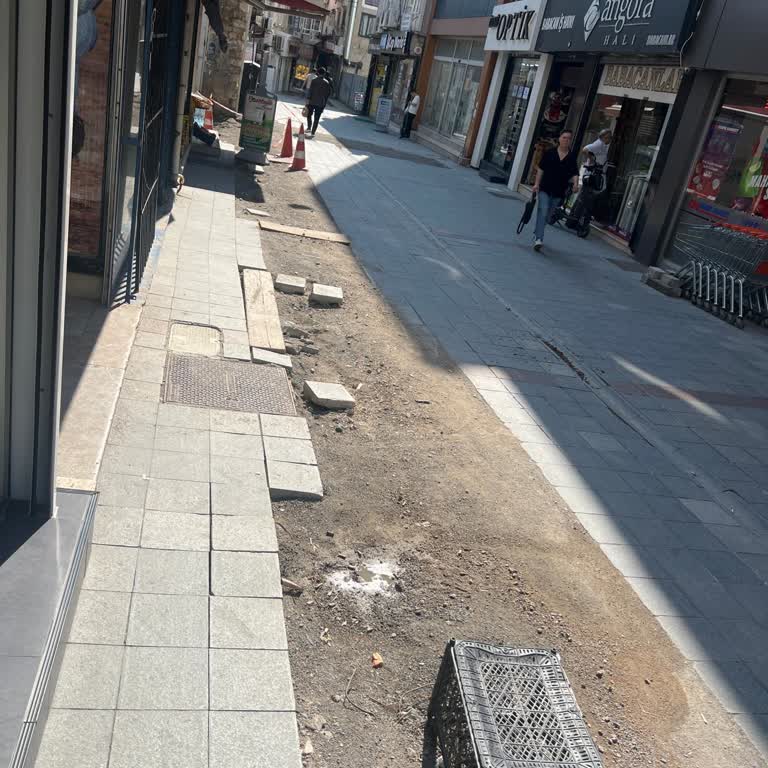 Hacıhalil Mahallesi 1219 Sokaktaki Kaldırım Sorunu Çözülmedi Ve Yaya Güvenliği Tehlikede