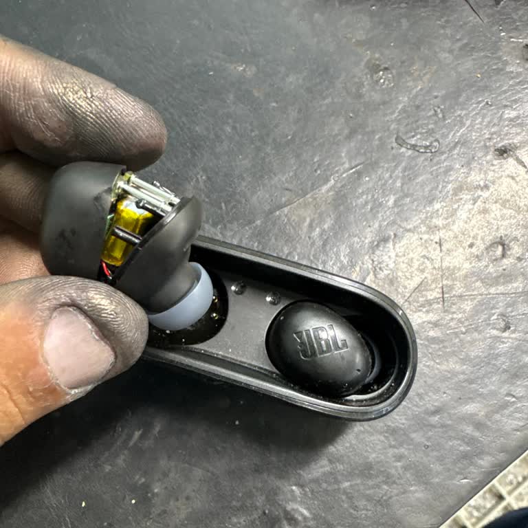 JBL Wave Buds2 Kırılan Kulaklık İçin Parça Değişimi Talebi