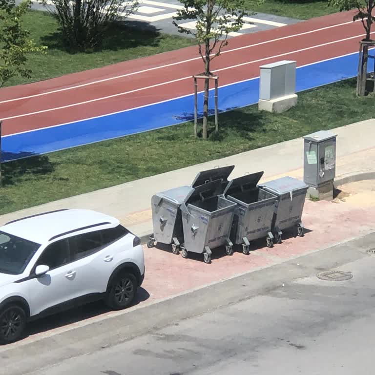 Bursa’da Çöp Konteyneri Konumu Ve Açık Kapaklarından Kaynaklanan Kötü Koku Ve Park Alanı İşgali