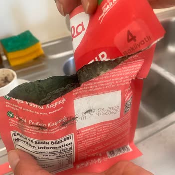 Küflü Salata Miks Ürünü Açıldıktan Sonra Sağlık Endişesi Yaratıyor: Ücret İadesi Talebi