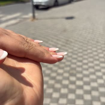 Aymira Koçaklı Şubesinde Tırnak Uçlarının Aşırı Yükselmesi Ve Kaş Boyama Ücretine İtiraz