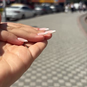 Aymira Koçaklı Şubesinde Tırnak Uçlarının Aşırı Yükselmesi Ve Kaş Boyama Ücretine İtiraz