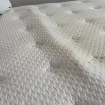 Kısa Sürede Çöken Yatak, Yırtık Baza Ve Kaba Servis Tutumu