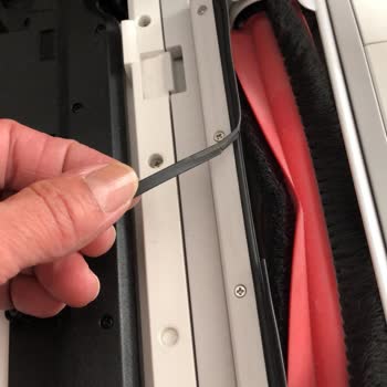 Kırık Parçanın Yapıştırıcıyla Dönmüş Ve Alt Lastik Kopuk Garanti İhlali